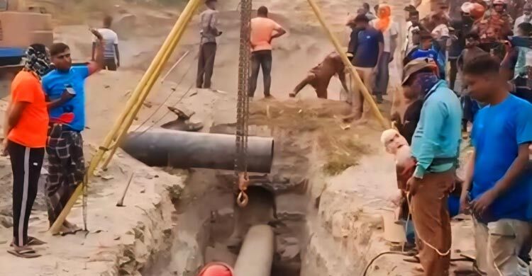 মাটিচাপা পড়ার দুই ঘণ্টা পর শ্রমিককে জীবিত উদ্ধার