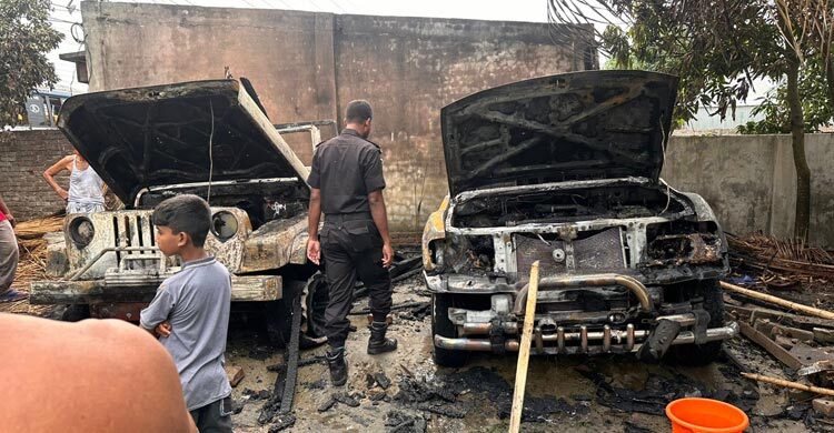 বাড়ির গ্যারেজে পুড়ে অঙ্গার দুই ভাইয়ের পাজেরো-ল্যান্ড ক্রুজার