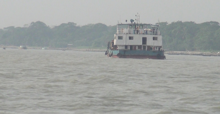 ৭ ঘণ্টা পর শরীয়তপুর-চাঁদপুর রুটে ফেরি চলাচল শুরু