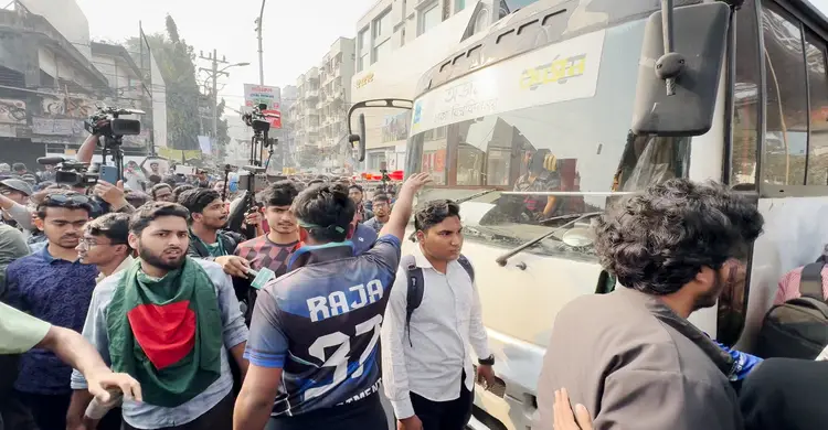 ঢাবির বাস আটকে দিল সাত কলেজের শিক্ষার্থীরা