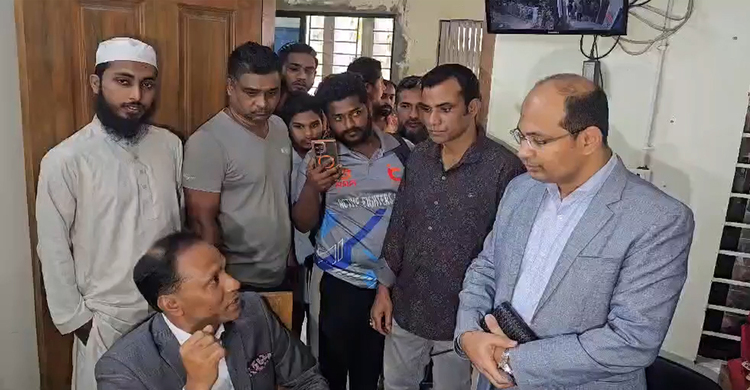 হঠাৎ ভূমি অফিস পরিদর্শনে গিয়ে প্রতিমন্ত্রী দেখলেন কেউ আসেনি