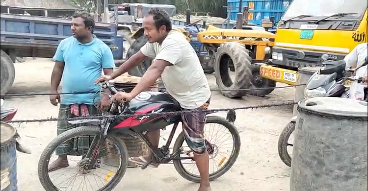 লালমনিরহাটের তেল নিতে অভিনব কায়দা