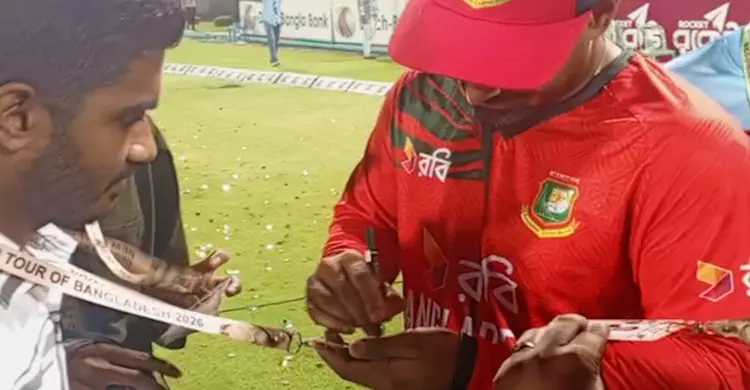 খেলা শেষে সাংবাদিকদের অটোগ্রাফ দিচ্ছেন অধিনায়ক লিটন