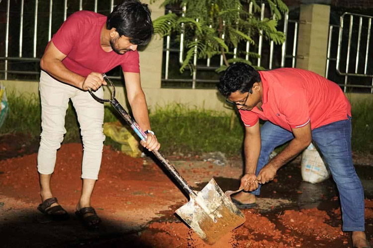 শেকৃবিতে ছাত্রদলের উদ্যোগে বেহাল রাস্তা সংস্কার