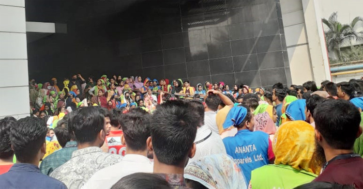 সহকর্মীর মৃত্যুতে বিক্ষোভে পোশাক শ্রমিকরা