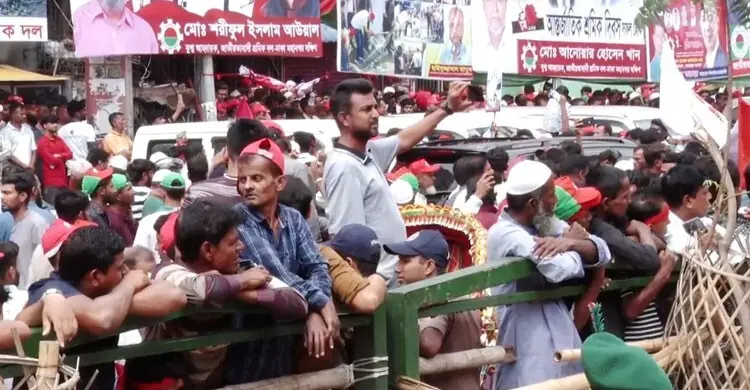 নয়াপল্টনে চলছে শ্রমিক সমাবেশ