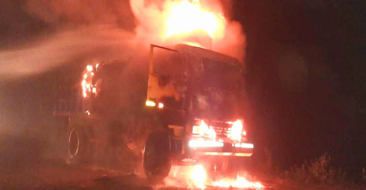 সিরাজগঞ্জে গম বোঝাই ট্রাকে আগুন