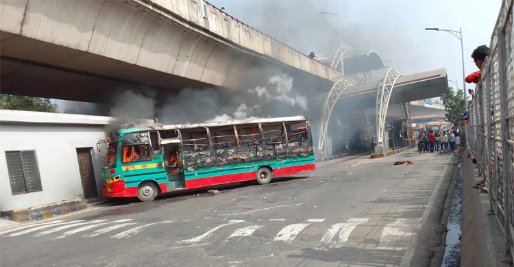 হানিফ ফ্লাইওভারের নিচে চলন্ত বাসে আগুন