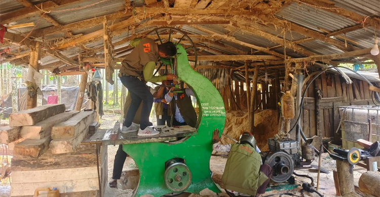 উখিয়ায় অবৈধ করাতকল উচ্ছেদ, কাঠ-যন্ত্রাংশ জব্দ