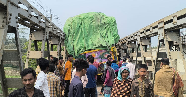 বেইলি ব্রিজ ভেঙে সুনামগঞ্জ-সিলেটের সঙ্গে দিরাইয়ের যোগাযোগ বন্ধ