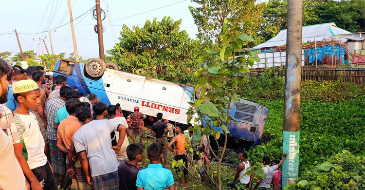টাংগুয়ার হাওরে ঘুরতে গিয়ে নিয়ন্ত্রণ হারিয়ে বাস খাদে, মা-মেয়ে নিহত