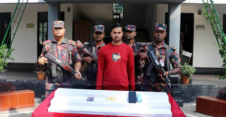 যশোরে ৩১৯ গ্রাম সোনার বারসহ পাচারকারী আটক