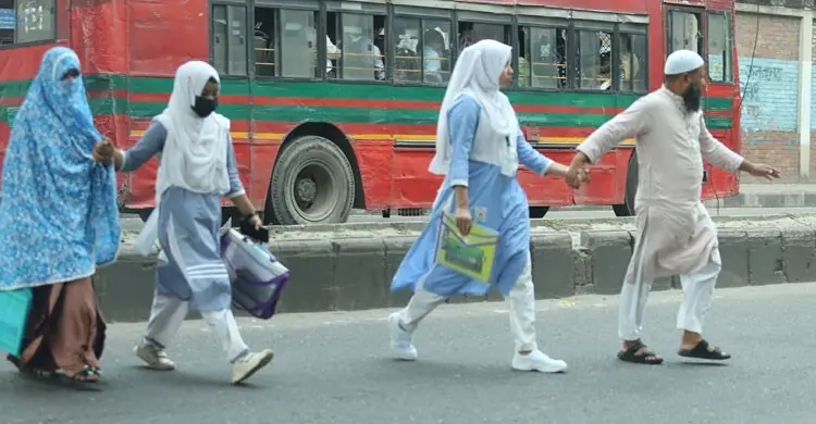 রাস্তায় তীব্র যানজট, হেঁটে কেন্দ্রে এলেন অনেক পরীক্ষার্থী