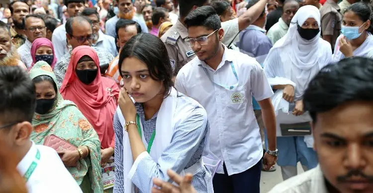 কেউ পাখা দিয়ে বাতাস করছেন পরীক্ষার্থীদের, কেউ ধরে রাখছেন ছোট ফ্যান