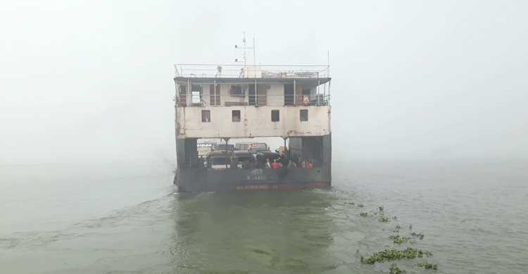 প্রায় ৫ ঘণ্টা পর দৌলতদিয়া-পাটুরিয়ায় ফেরি চলাচল শুরু