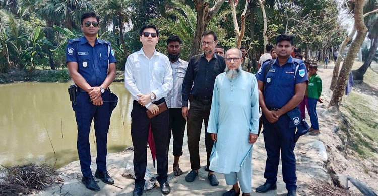 অবৈধভাবে খালের বালু উত্তোলন, ড্রেজার মেশিন জব্দ