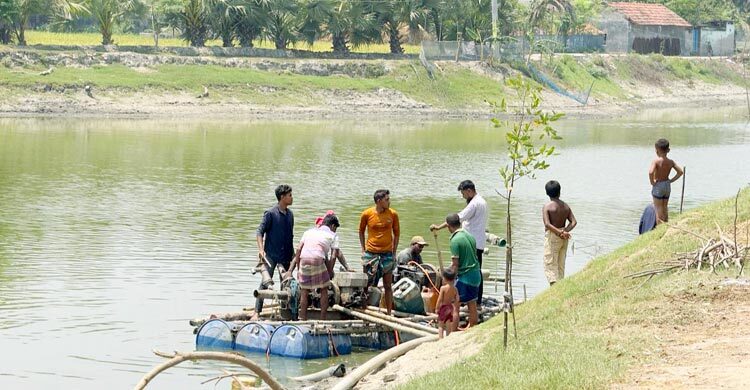 অবৈধভাবে খালের বালু উত্তোলন, ড্রেজার মেশিন জব্দ