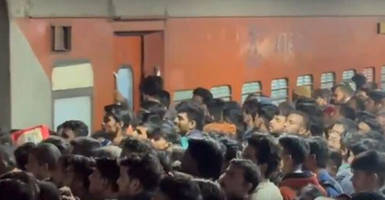 18 killed in New Delhi railway station stampede