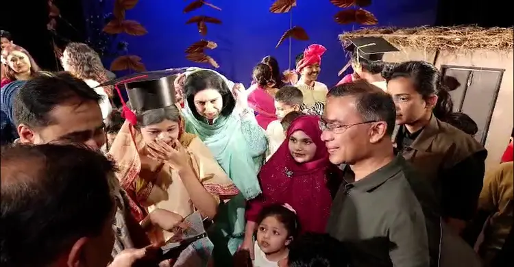 শিশুদের নাটক দেখতে সপরিবারে বেইলী রোডে প্রধানমন্ত্রী