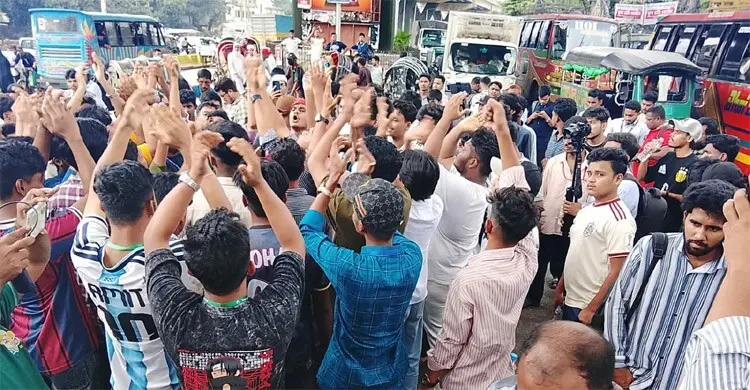 শিক্ষামন্ত্রীর পদত্যাগের দাবিতে চট্টগ্রামে সড়ক অবরোধ, তীব্র যানজট