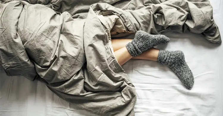 শীতে আরামের খোঁজে মোজা, সম্পর্কে পড়ছে কি তার ছাপ?