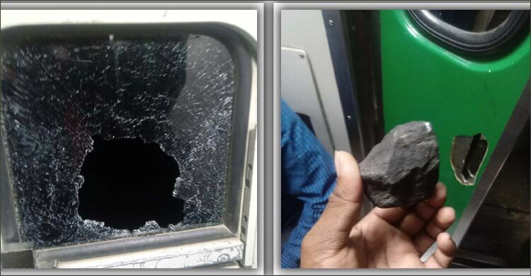 উঠতে না পেরে ট্রেনে পাথর নিক্ষেপ যাত্রীর, ভাঙলো জানালার গ্লাস