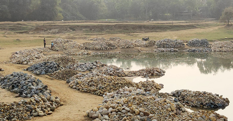 বন্ধ কোয়ারিতে অবাধে পাথর উত্তোলন