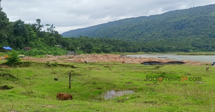 শ্রীপুর কোয়ারিতে পাথর লুটের আড়ালে বালুও সাবাড়