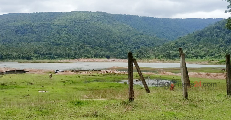শ্রীপুর কোয়ারিতে পাথর লুটের আড়ালে বালুও সাবাড়