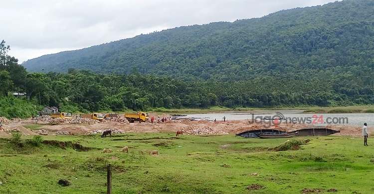 শ্রীপুর কোয়ারিতে পাথর লুটের আড়ালে বালুও সাবাড়