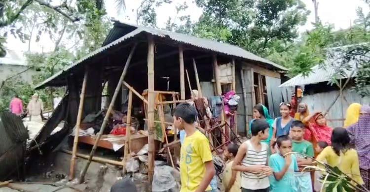 লালমনিরহাটে ঝড়ে বিধ্বস্ত শতাধিক ঘরবাড়ি