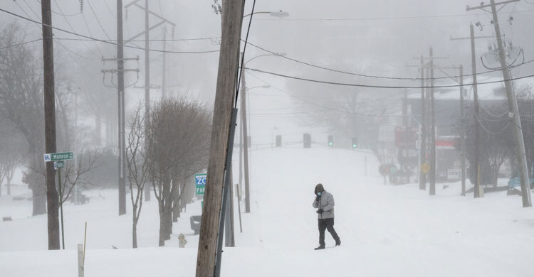 Major storm hits US, leaves hundreds of thousands without power