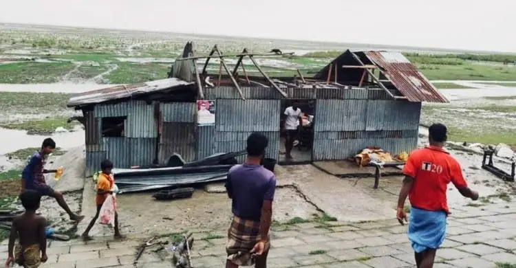 সন্দ্বীপে হঠাৎ টর্নেডোর আঘাত, ভিডিও ভাইরাল
