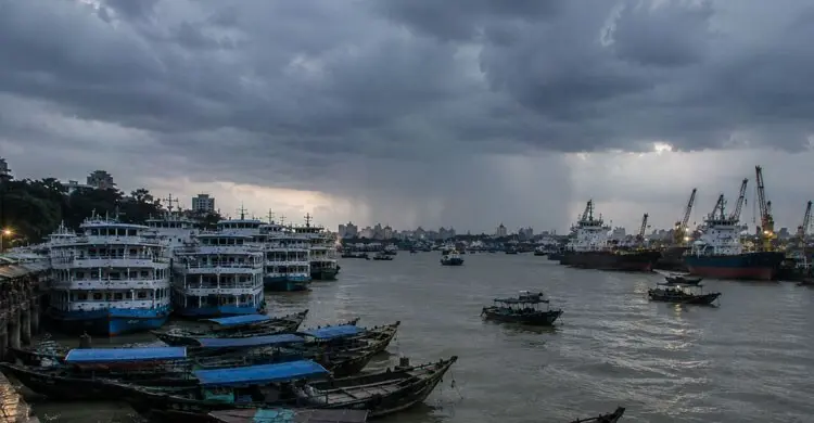১২ অঞ্চলে ৮০ কিলোমিটার বেগে ঝড়ের আভাস