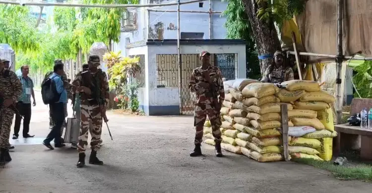 ইভিএম রাখা স্ট্রংরুম ঘিরে রেখেছে কেন্দ্রীয় বাহিনী