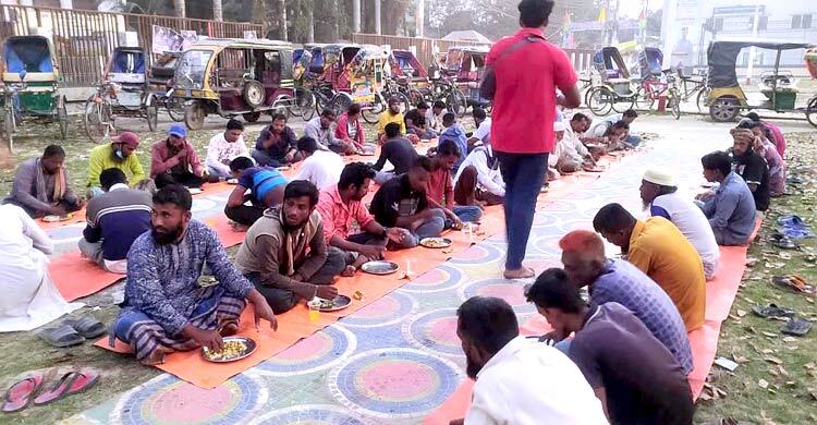 প্রতিদিন শতাধিক রোজাদারকে ইফতার করাচ্ছেন শিক্ষার্থীরা