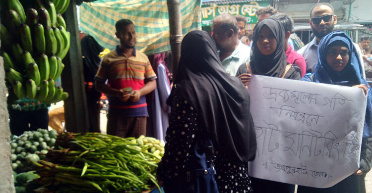 জয়পুরহাটে বাজার পর্যবেক্ষণে শিক্ষার্থীরা