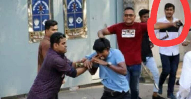 নোবিপ্রবির সেকশন অফিসার মামুনকে পুলিশে দিলেন শিক্ষার্থীরা