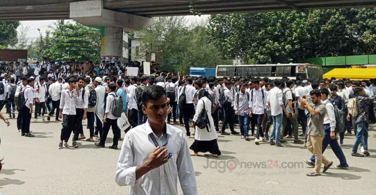 ছয় দফা দাবিতে সাতরাস্তায় কারিগরি শিক্ষার্থীদের সড়ক অবরোধ