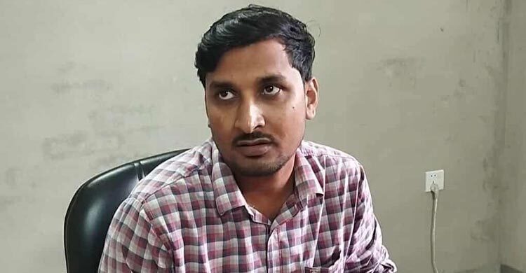 নোবিপ্রবির সেকশন অফিসারকে পুলিশে দিলেন শিক্ষার্থীরা