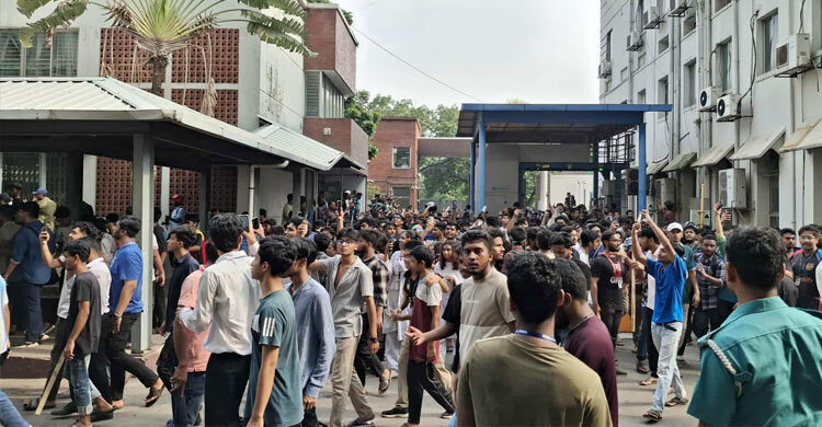 Hundreds of students storm secretariat