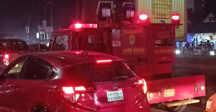 11 fire units stuck in traffic, Karail slum burning