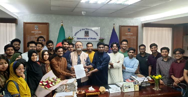 ঢাবিতে ১০ রমজানের পর সশরীরে ক্লাস বন্ধের দাবিতে স্মারকলিপি