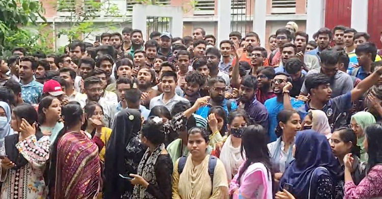 বিশ্ববিদ্যালয় চান না শিক্ষকরা, প্রতিবাদে শিক্ষার্থীদের বিক্ষোভ