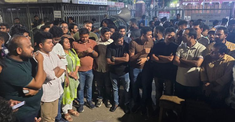 কারচুপির পাঁয়তারার প্রতিবাদে শাহবাগে ছাত্রদলের অবস্থান