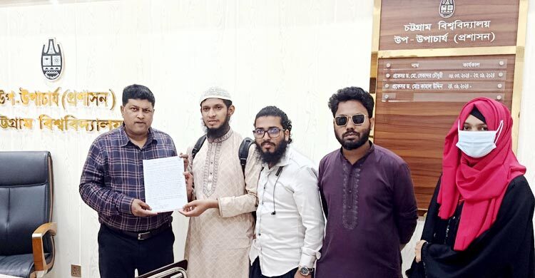 চবিতে শাটল ট্রেনে নারী শিক্ষার্থীদের আলাদা বগির দাবিতে গণস্বাক্ষর