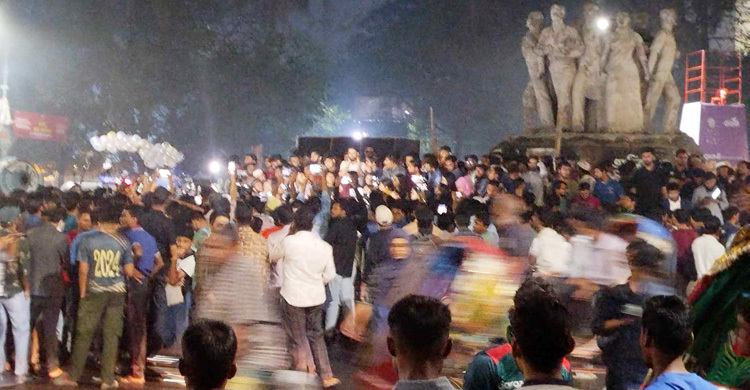 ঢাবিতে একপাশে ছাত্রদল, অন্যপাশে বৈষম্যবিরোধীদের সমাবেশ