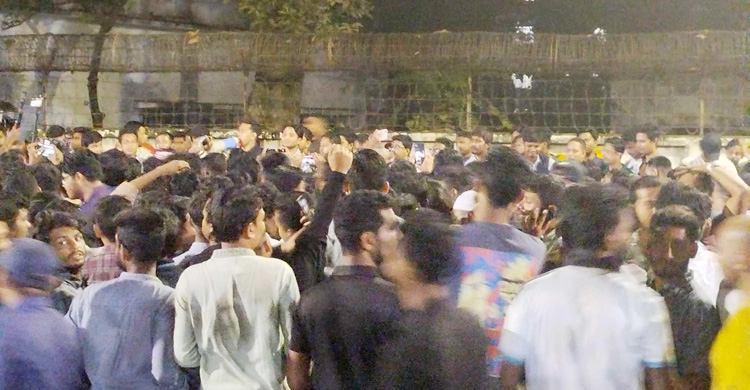 ঢাবিতে একপাশে ছাত্রদল, অন্যপাশে বৈষম্যবিরোধীদের সমাবেশ