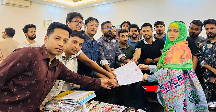 ৩ দাবির অগ্রগতি জানতে চেয়ে জবি ছাত্রদলের স্মারকলিপি