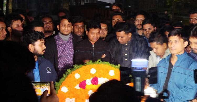 প্রথম প্রহরে স্মৃতি চিরন্তনে ঢাবি ছাত্রদলের শ্রদ্ধা